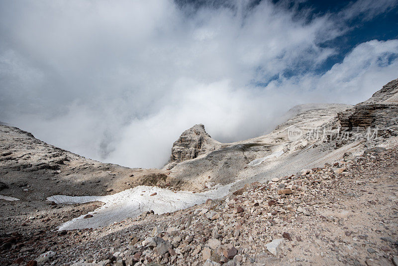 Trentino上阿迪杰，意大利:Dolomites - Pordoi山口，徒步到Piz Boè， Sella集团